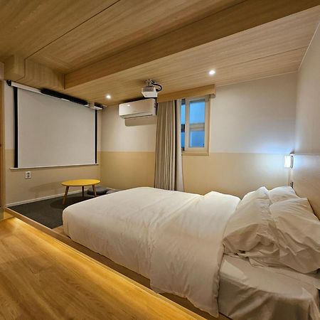 2025 Renovated- Hotel Marguerite Сеул Екстер'єр фото