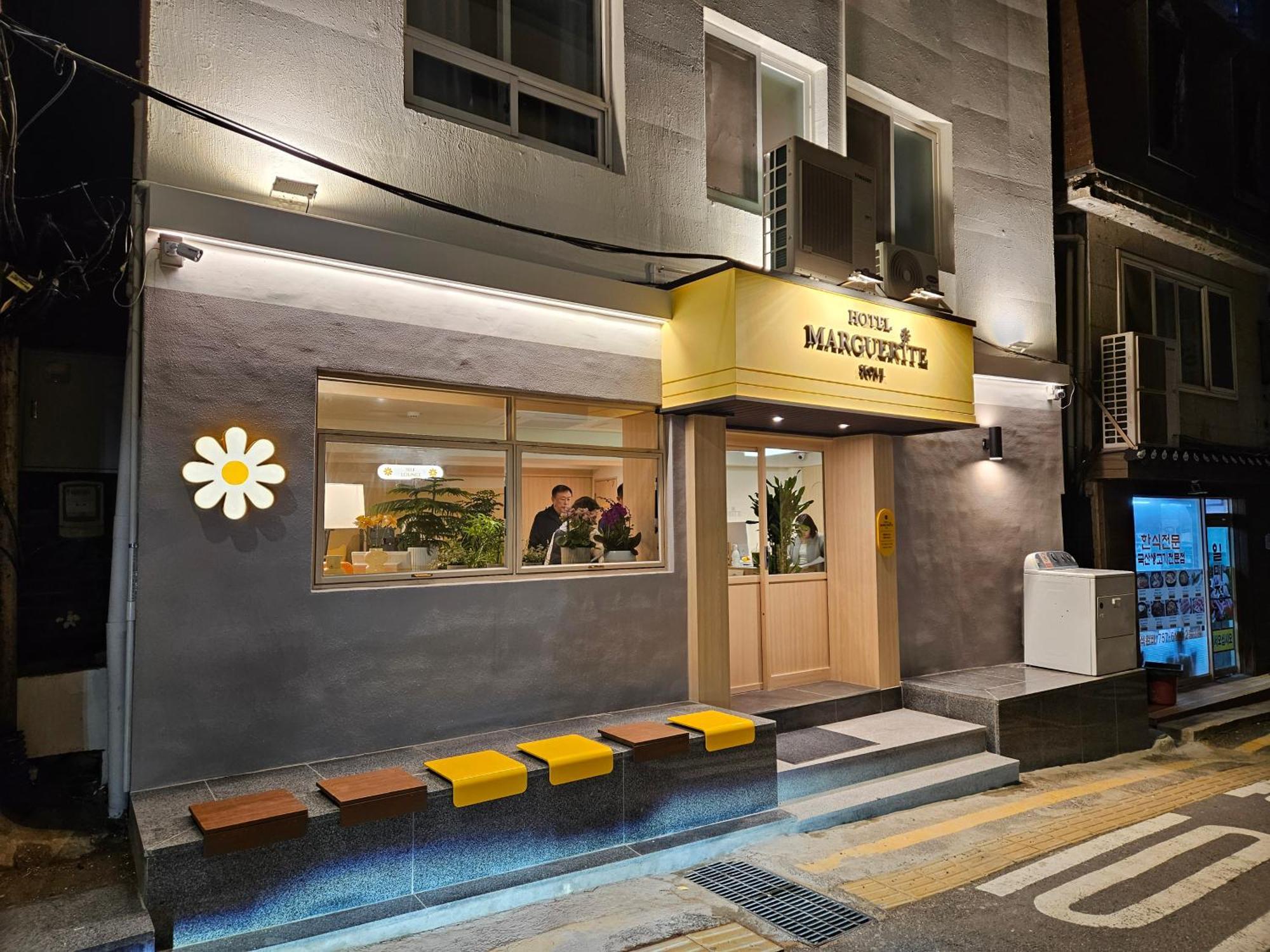 2025 Renovated- Hotel Marguerite Сеул Екстер'єр фото