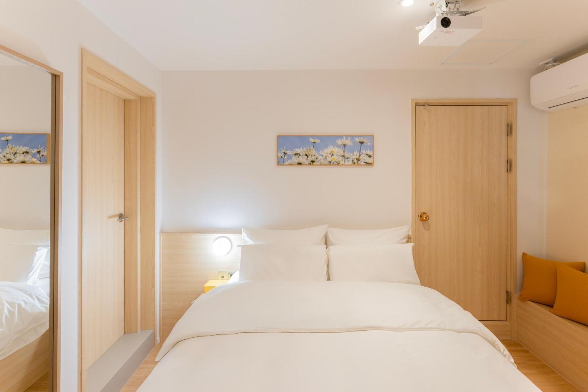 2025 Renovated- Hotel Marguerite Сеул Екстер'єр фото