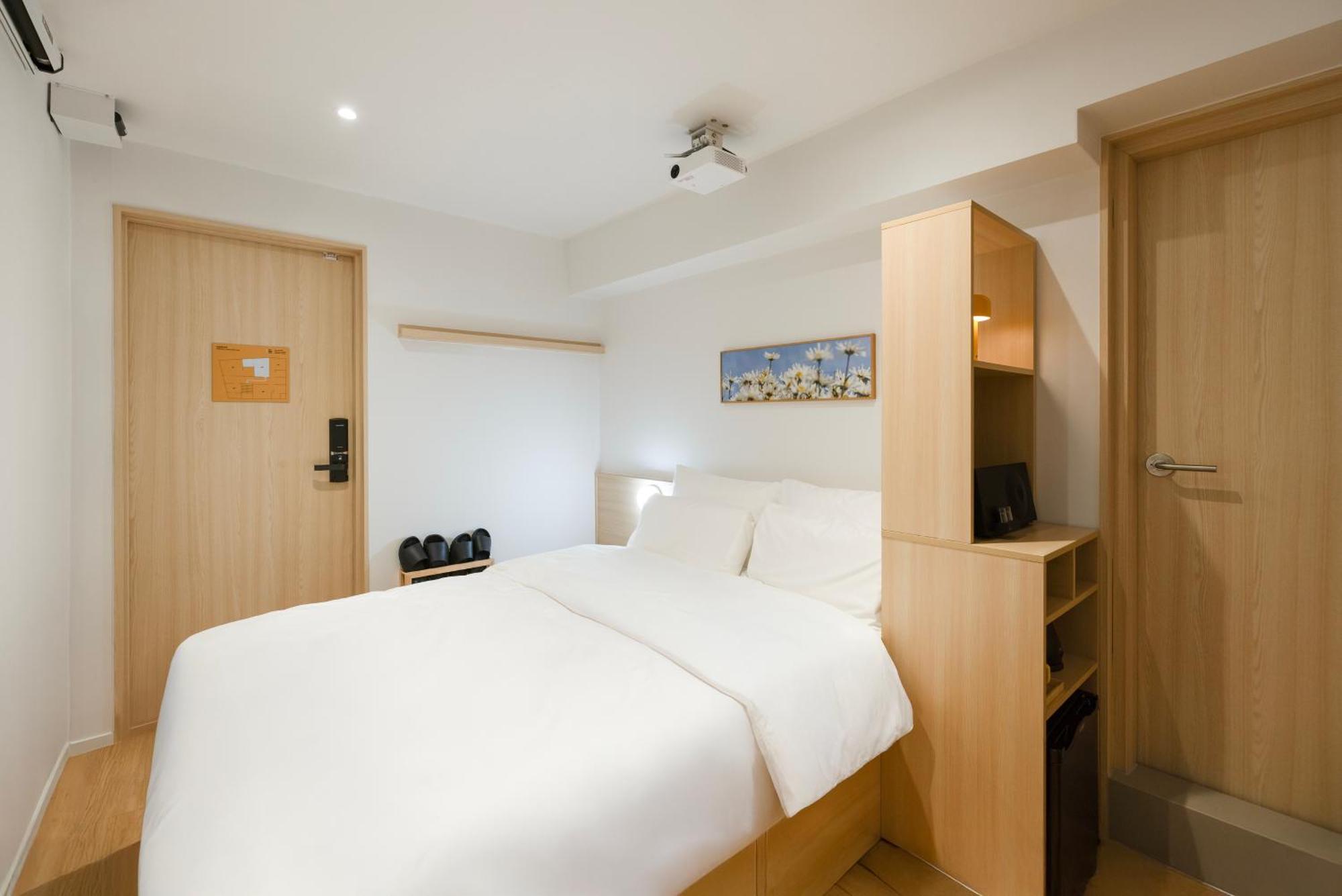 2025 Renovated- Hotel Marguerite Сеул Екстер'єр фото